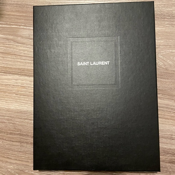 SAINT LAURENT
Black Large Uptown Pouch
29.5 X 18 X 4.5 CM / 11.6 X 7.1 X 1.8 - Picture 5 of 5
